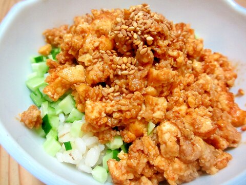 豆腐とひき肉のピリ辛マヨそぼろ丼